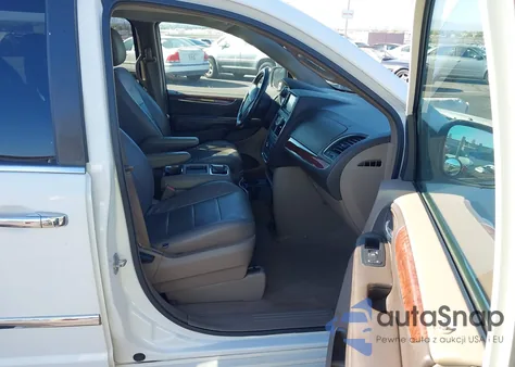 2011 Chrysler Town & Country Touring from USA, damaged, VIN 2A4RR5DG3BR688046